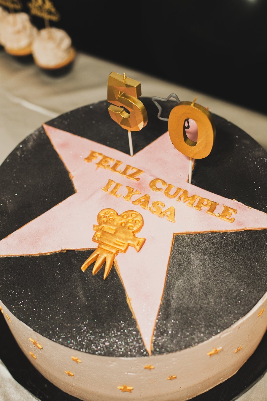 A birthday cake decorated with a Walk of Fame star reading Feliz Cumple Ilyasa